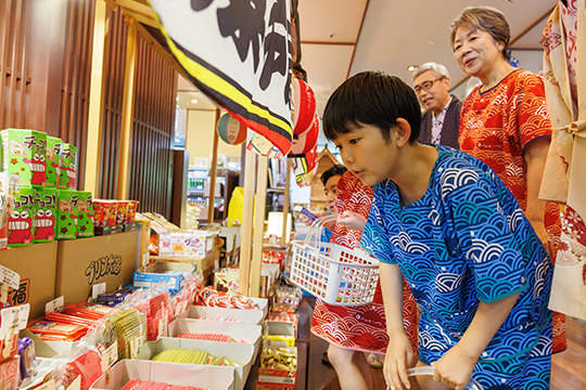 売店「絹小町」買物風景
